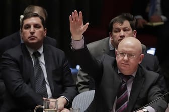 Der russische UN-Botschafter Wassili Nebensja stimmt bei der Sitzung des UN-Sicherheitsrats in New York ab.