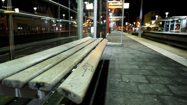 "Hier ist alles dicht", sagte eine Verdi-Sprecherin: In Düsseldorf stehen alle U-Bahnen und Straßenbahnen sowie die allermeisten Busse still. "Hier ist alles dicht", sagte eine Verdi-Sprecherin: In Düsseldorf stehen alle U-Bahnen und Straßenbahnen sowie die allermeisten Busse still.