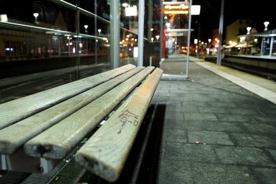 "Hier ist alles dicht", sagte eine Verdi-Sprecherin: In Düsseldorf stehen alle U-Bahnen und Straßenbahnen sowie die allermeisten Busse still.