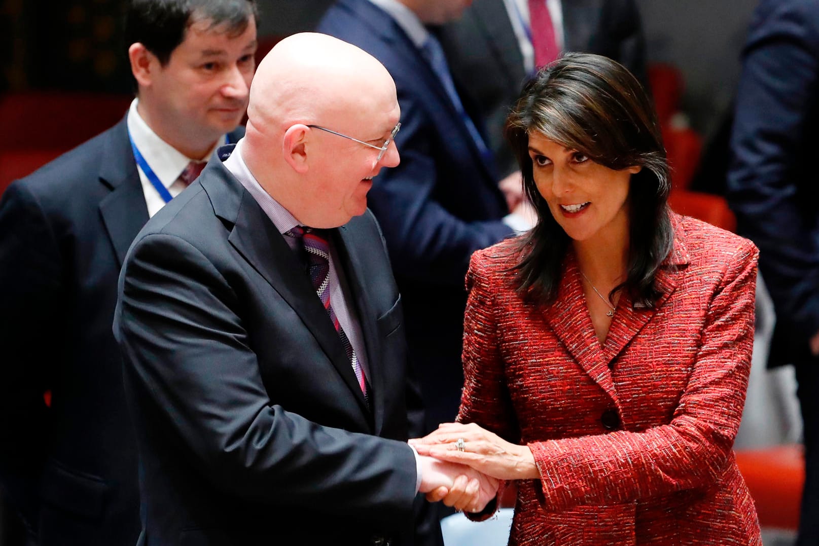 Geste der Höflichkeit: Wassili Nebensja, UN-Botschafter von Russland, und Nikki Haley, UN-Botschafterin der USA, lieferten sich in der Nacht zu Dienstag einen Schlagabtausch.
