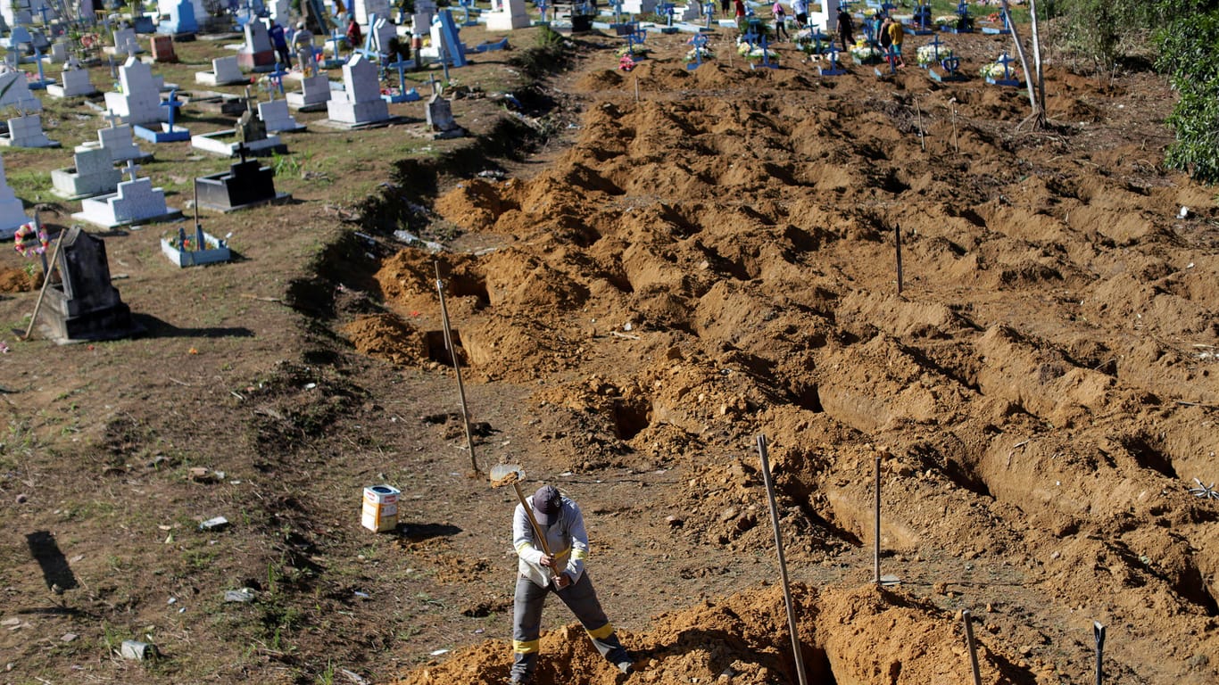 Nach der blutigen Revolte in Manaus: Ein Arbeiter hebt im Januar 2017 Gräber für die bei den Unruhen getöteten Insassen aus.
