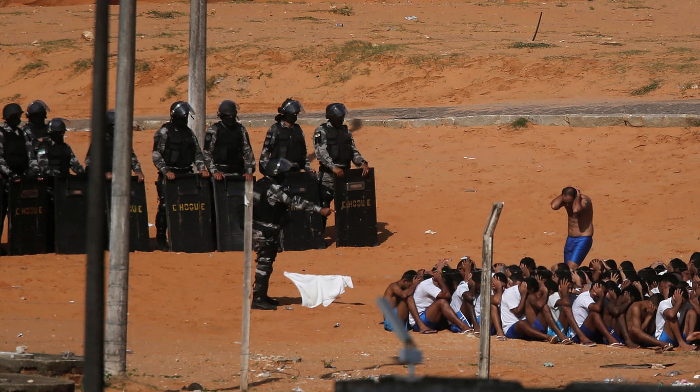 Natal im Januar 2017: Polizisten treiben Gefängnisinsassen nach Unruhen im Gefängnis Alcacuz für eine Zählung zusammen.