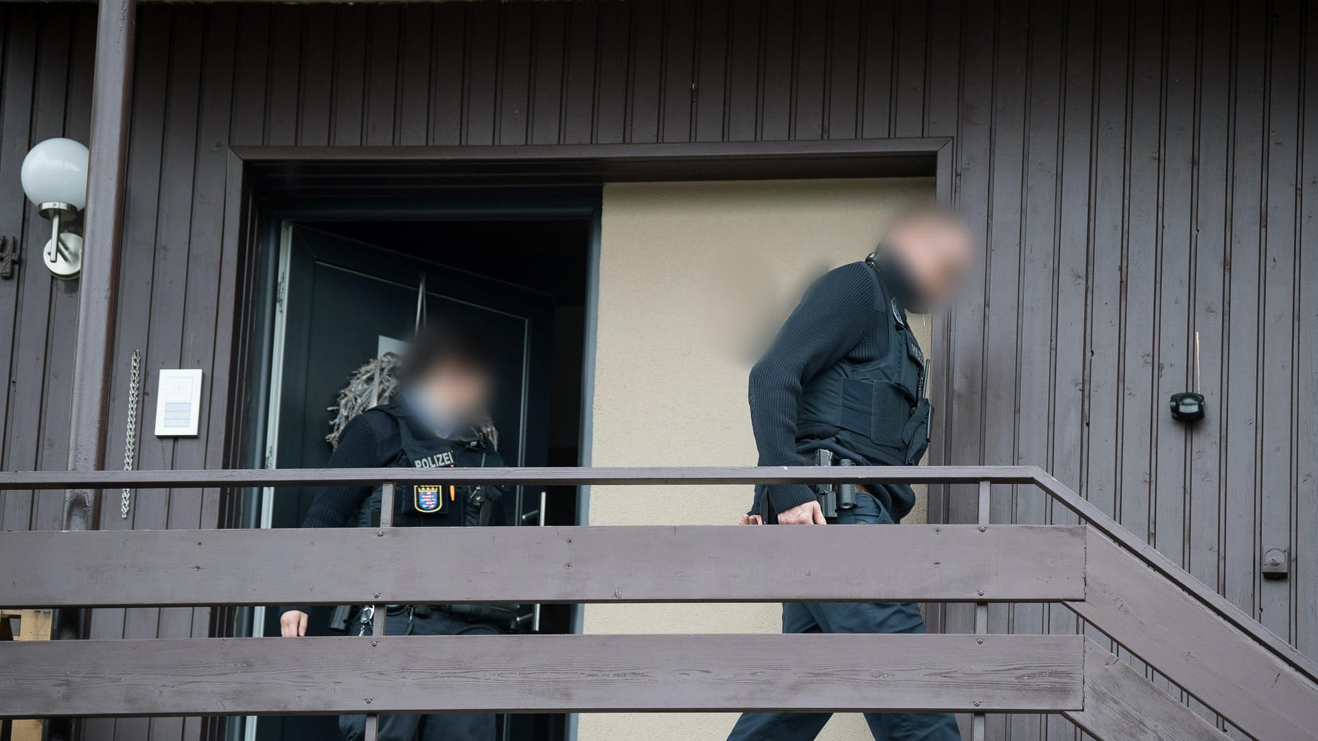 Polizisten vor der Wohnung, in der ein Hund einen Säugling tödlich verletzte: Eine Obduktion soll Klarheit über den Verlauf des Falles bringen.