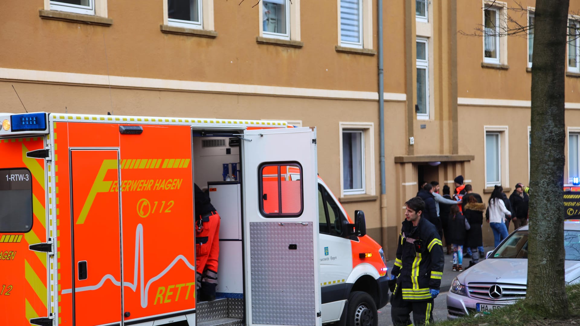 Feuerwehreinsatz in Hagen: Eine 80-Jährige starb bei einem Brand im Altenheim. Feuerwehreinsatz in Hagen: Eine 80-Jährige starb bei einem Brand im Altenheim.