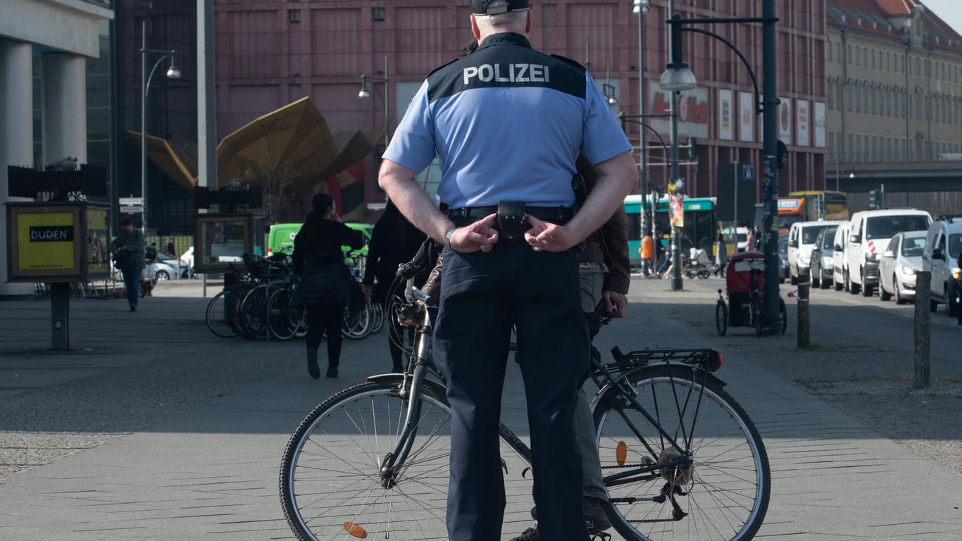 Berliner Polizist: die Polizei ermittelt die Hintergünde eines Messerangriffs im Stadtteil Charlottenburg.