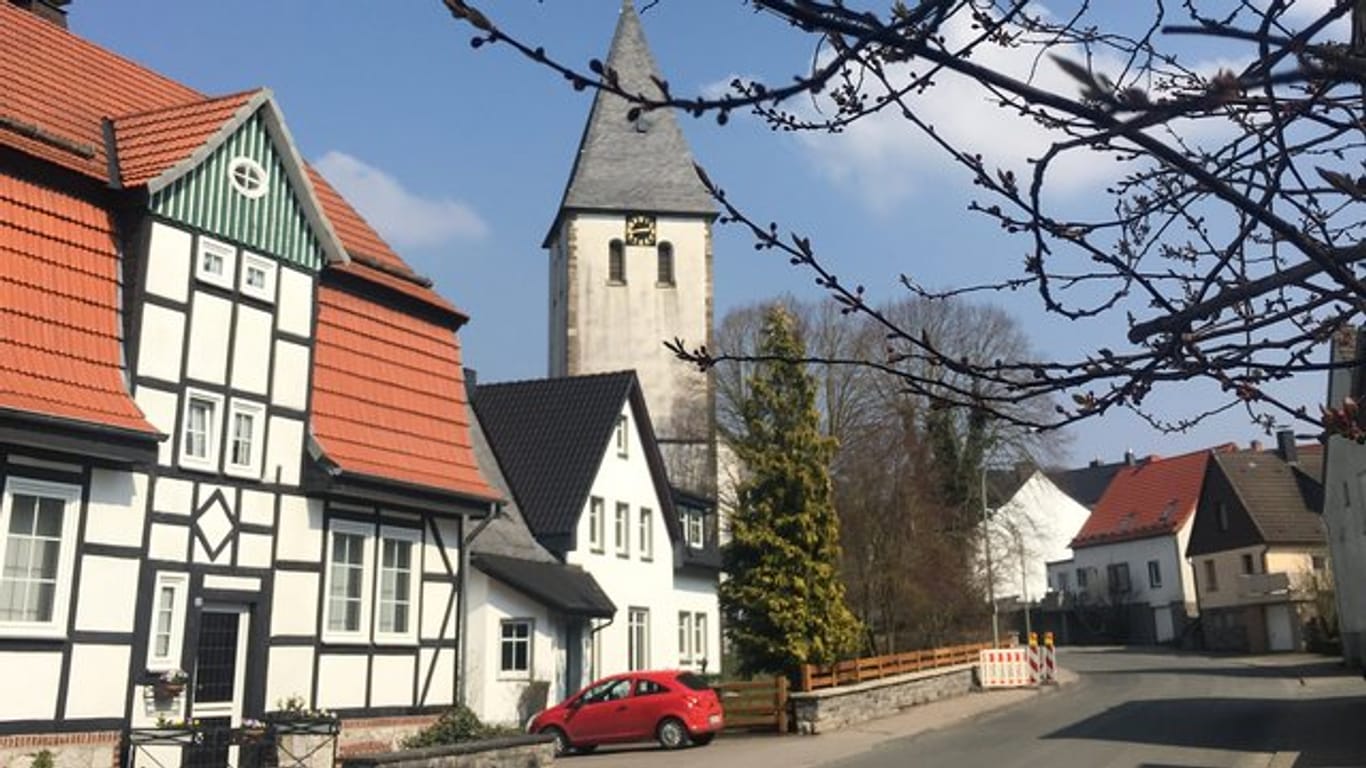 Kirchturm im Ortskern von Madfeld bei Brilon.