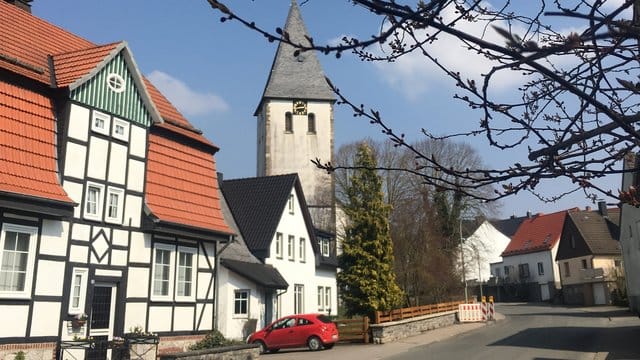 Kirchturm im Ortskern von Madfeld bei Brilon.