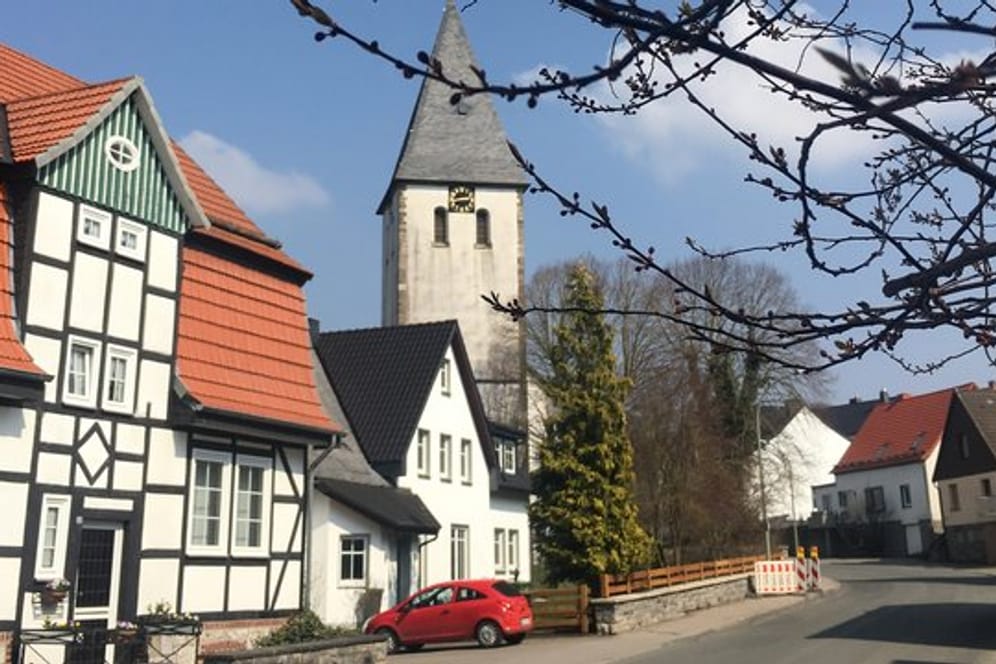 Kirchturm im Ortskern von Madfeld bei Brilon.