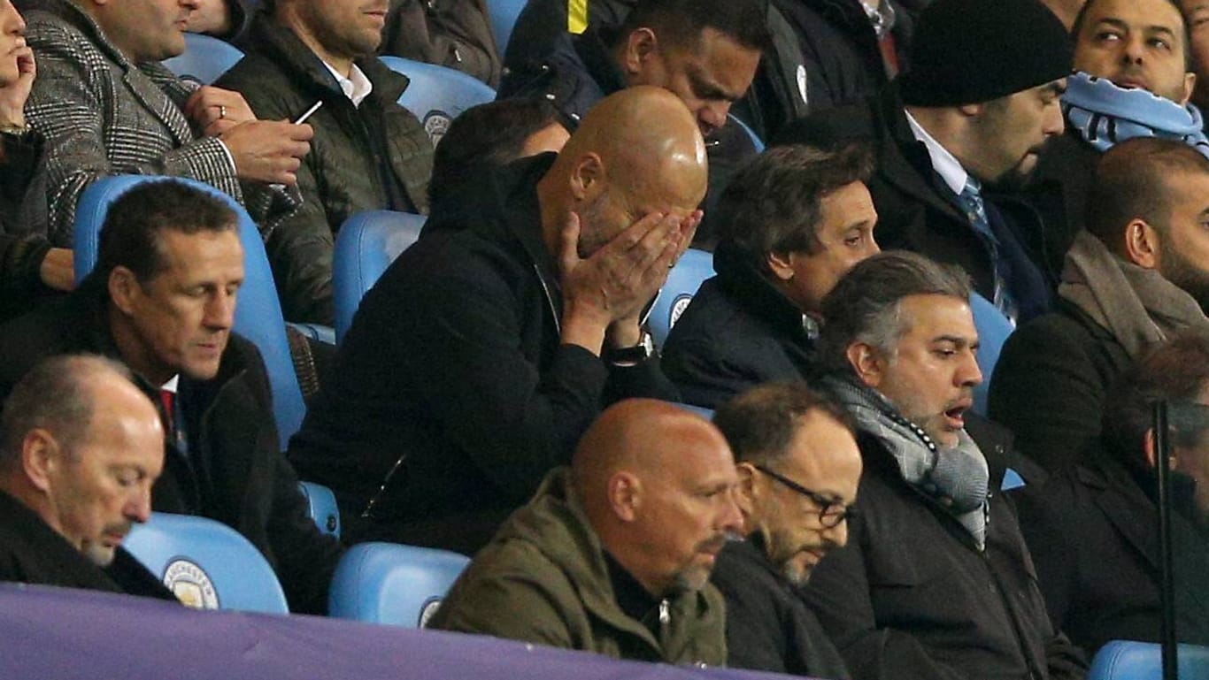 Pep Guardiola während des Rückspiels auf der Tribüne: Der City-Coach konnte die erneute Niederlage gegen Klopps Liverpool zwischenzeitlich nicht mit ansehen.