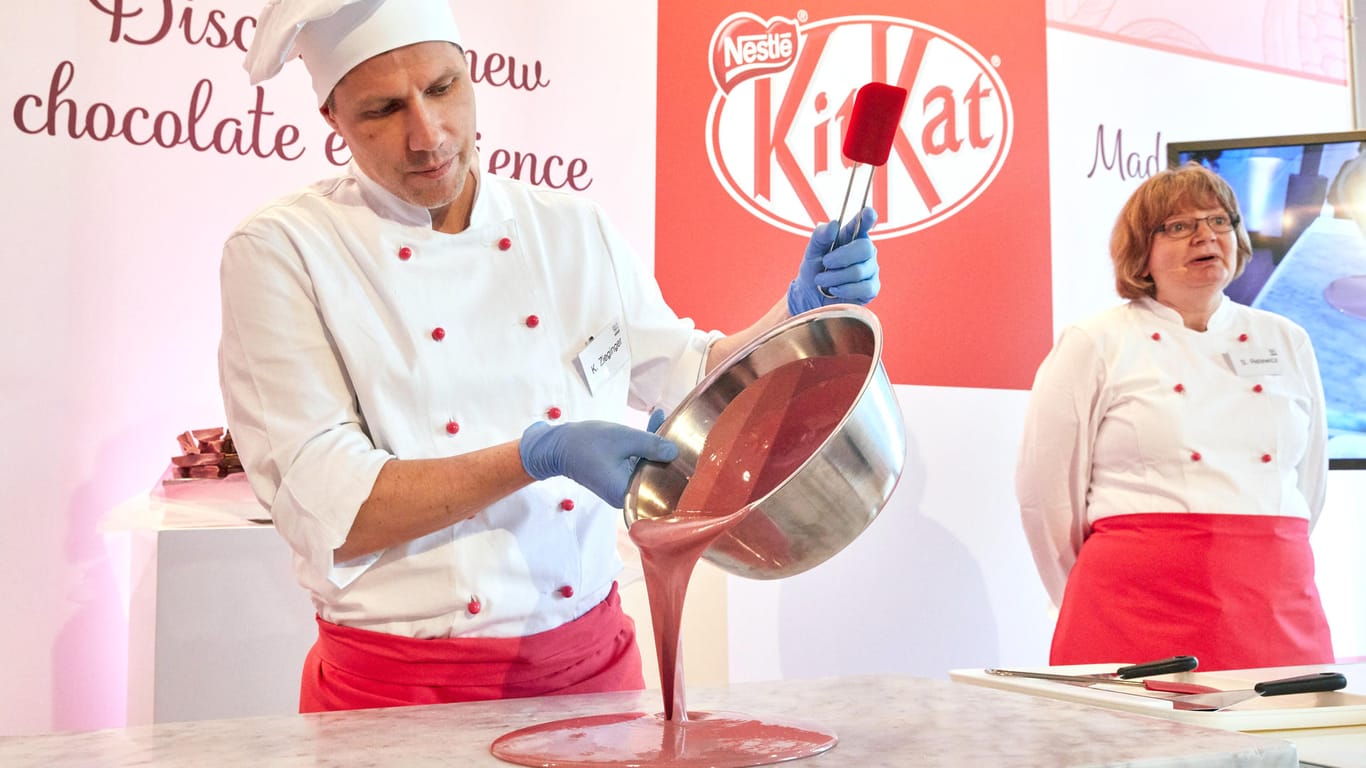 Rosa Schokolade: Chocolatier Kai Zieginger und die Leiterin der Produktentwicklung, Silvia Relewicz, demonstrieren die Anfertigung von "KitKat Ruby"-Riegeln.
