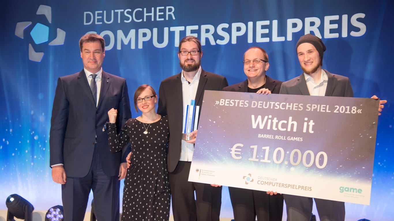 Verleihung des Deutschen Computerspielpreises: Markus Söder (links) überreichte den Preis an die Entwickler von "Witch it".