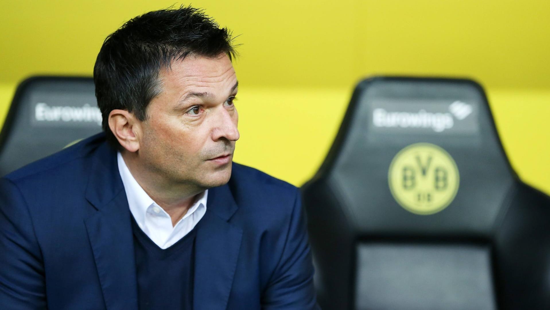 Christian Heidel während eines Revierderbys in Dortmund: Schalkes Sportvorstand findet für den Erzrivalen im Interview lobende Worte.