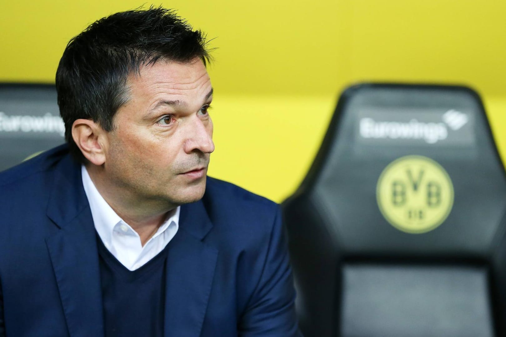 Christian Heidel während eines Revierderbys in Dortmund: Schalkes Sportvorstand findet für den Erzrivalen im Interview lobende Worte.