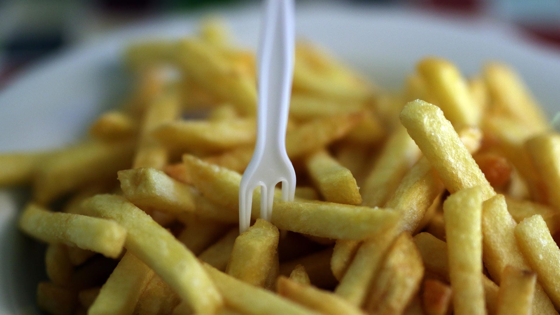 Pommes Frites: Am 11. April tritt die neue Verordnung der Europäischen Union zum Schutz der Verbraucher in Kraft, um den umstrittenen Stoff Acrylamid in Pommes Frites und anderen Lebensmitteln weiter zu reduzieren.