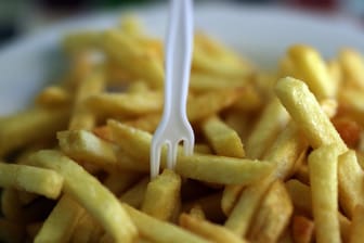 Pommes Frites: Am 11. April tritt die neue Verordnung der Europäischen Union zum Schutz der Verbraucher in Kraft, um den umstrittenen Stoff Acrylamid in Pommes Frites und anderen Lebensmitteln weiter zu reduzieren.