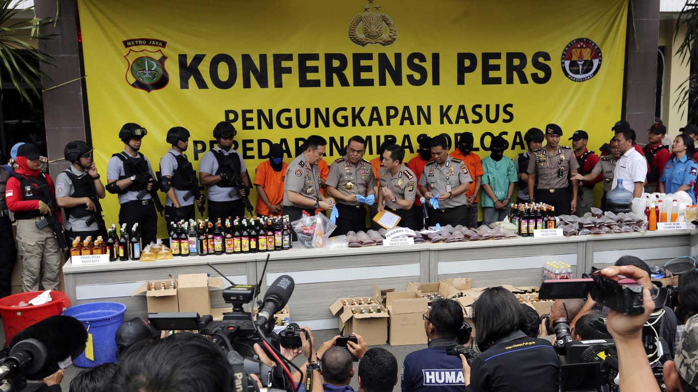 Pressekonferenz in Jakarta: Mindestens 82 Menschen in Indonesien sind durch den Konsum von Billigschnaps gestorben.