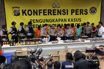 Pressekonferenz in Jakarta: Mindestens 82 Menschen in Indonesien sind durch den Konsum von Billigschnaps gestorben.