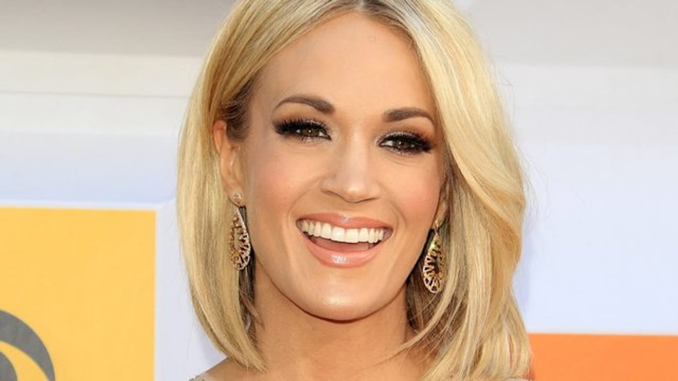 Die US-Country-Sängerin Carrie Underwood meldet sich nach ihrem Unfall wieder zurück.