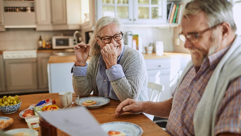Ein Paar beim Frühstück: Eiweißreiche Ernährung ist für ältere Menschen besonders wichtig.