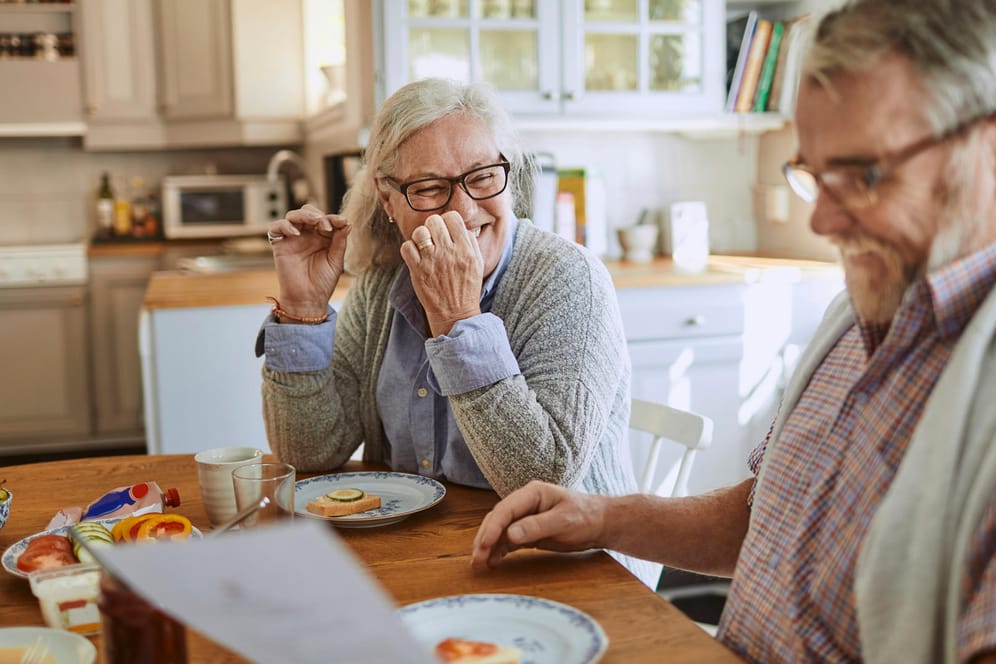 Ein Paar beim Frühstück: Eiweißreiche Ernährung ist für ältere Menschen besonders wichtig.