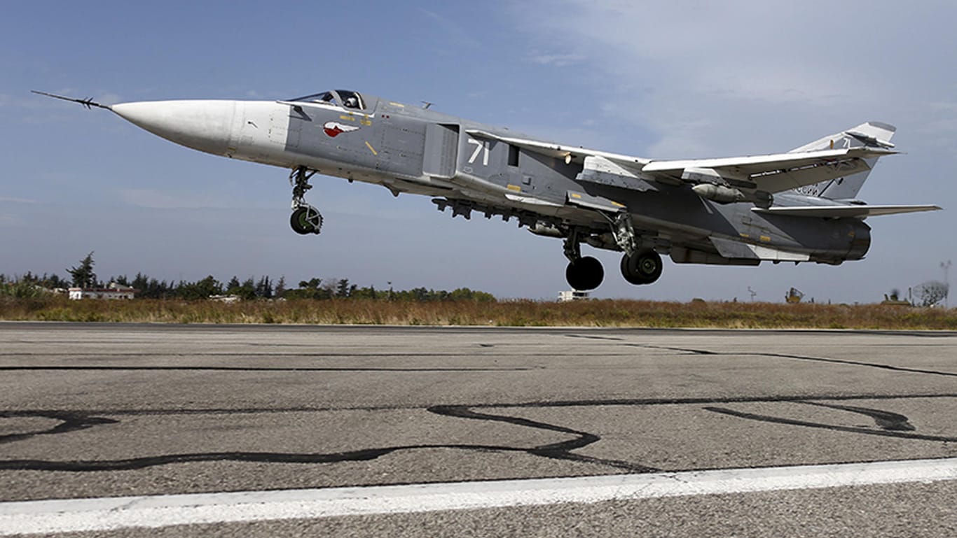 Ein russischer Kampfjet des Typs Su-24 in Syrien: Im Falle von US-Angriffen auf Syrien droht Russland nun mit Vergeltungsschlägen.
