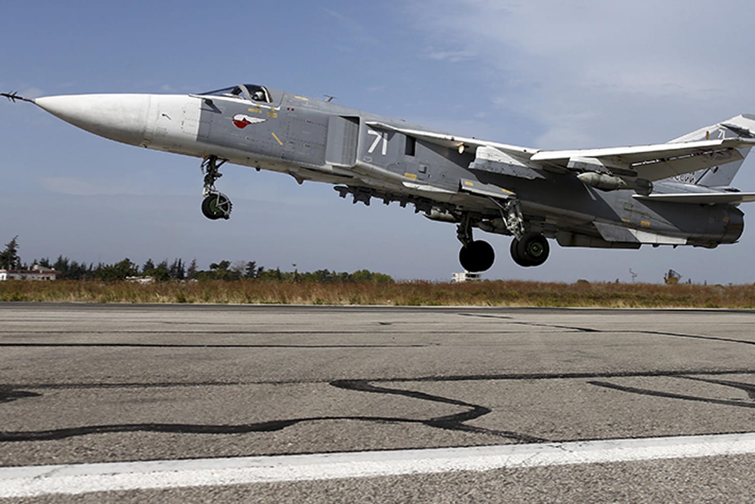 Ein russischer Kampfjet des Typs Su-24 in Syrien: Im Falle von US-Angriffen auf Syrien droht Russland nun mit Vergeltungsschlägen.