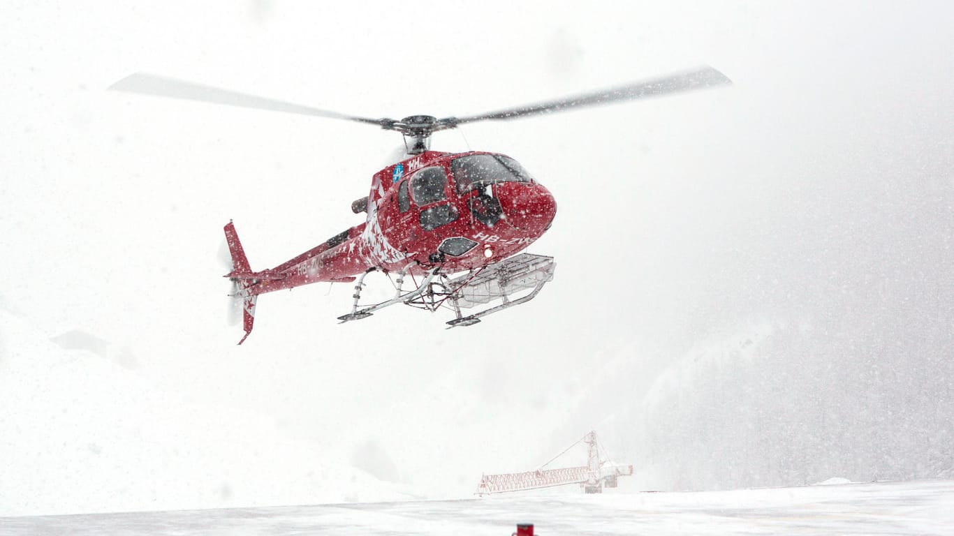 Hubschrauber der Schweizer Bergrettung: Tengelmann-Chef Haub wird seit dem Samstag vermisst.