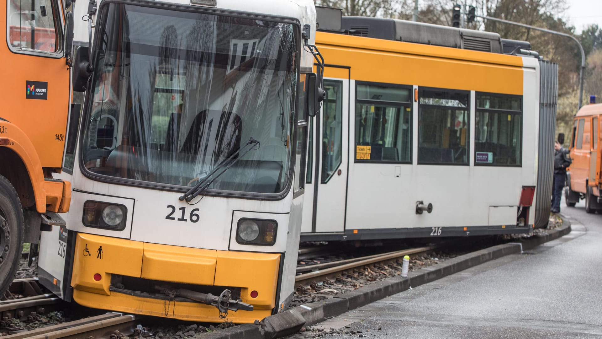 Die Unglücksbahn: Bei dem Unfall im Stadtteil Bretzenheim wurden 29 Menschen verletzt. Die Unglücksbahn: Bei dem Unfall im Stadtteil Bretzenheim wurden 29 Menschen verletzt.