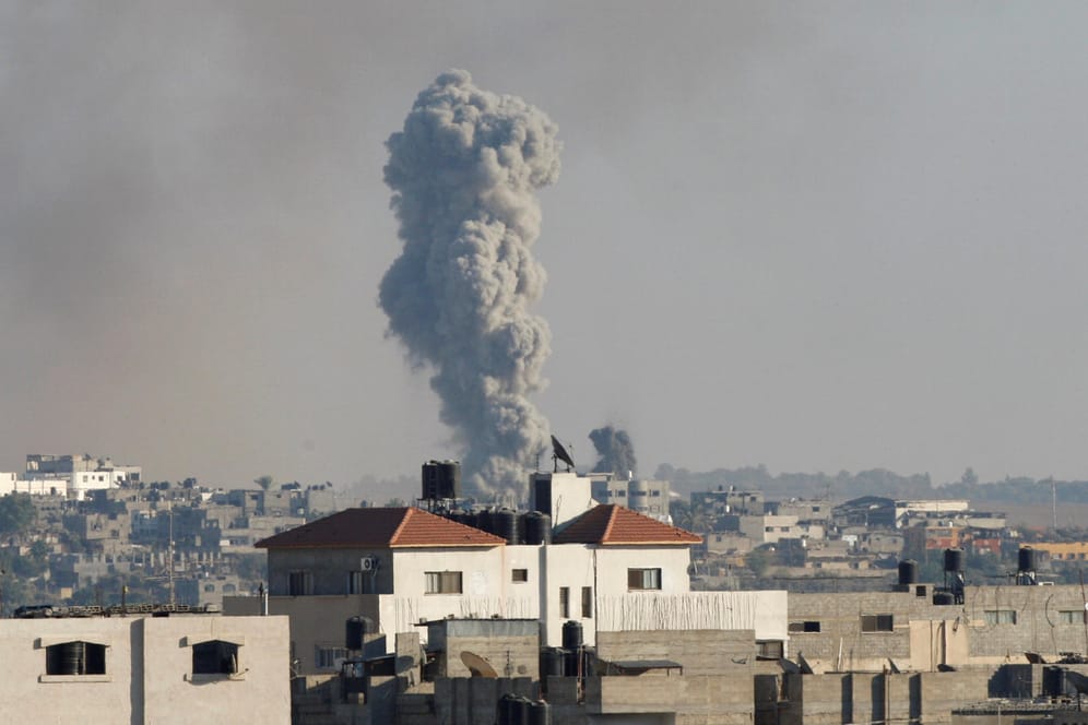 Rauchwolke nach einem Luftangriff auf Gaza im Oktober 2016: Israel hat erneut Einrichtungen der Hamas bombardiert.
