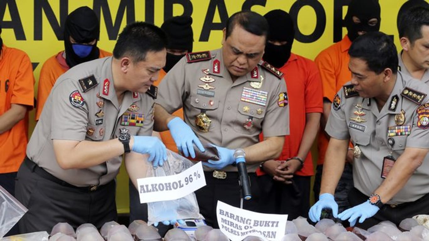 Sichergestellter Billigschnaps in Jakarta: Dutzende Menschen sind auf der indonesischen Insel Java durch selbstgebrannten Billigschnaps ums Leben gekommen.