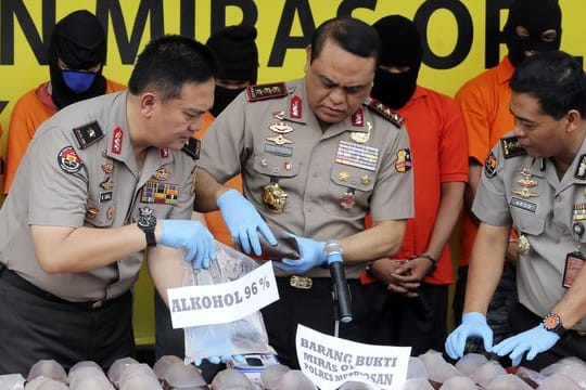 Sichergestellter Billigschnaps in Jakarta: Dutzende Menschen sind auf der indonesischen Insel Java durch selbstgebrannten Billigschnaps ums Leben gekommen.