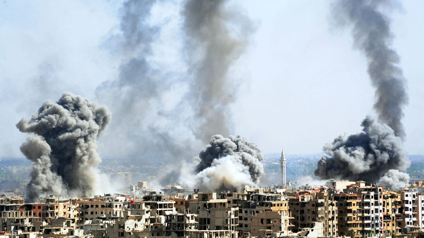 Rauch nach dem Einschlag einer syrischen Rakete in Duma: Auch die Vereinten Nationen gehen nun von einem Giftgasangriff aus.