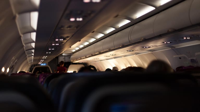 Vor dem Start wird es im Flugzeug dunkel: Ready for take off?