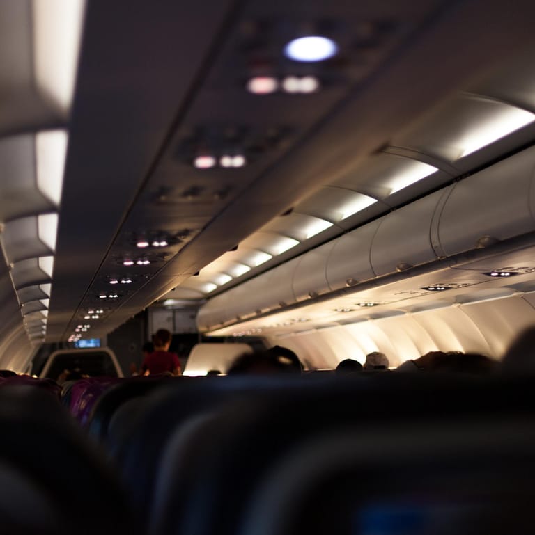 Vor dem Start wird es im Flugzeug dunkel: Ready for take off?