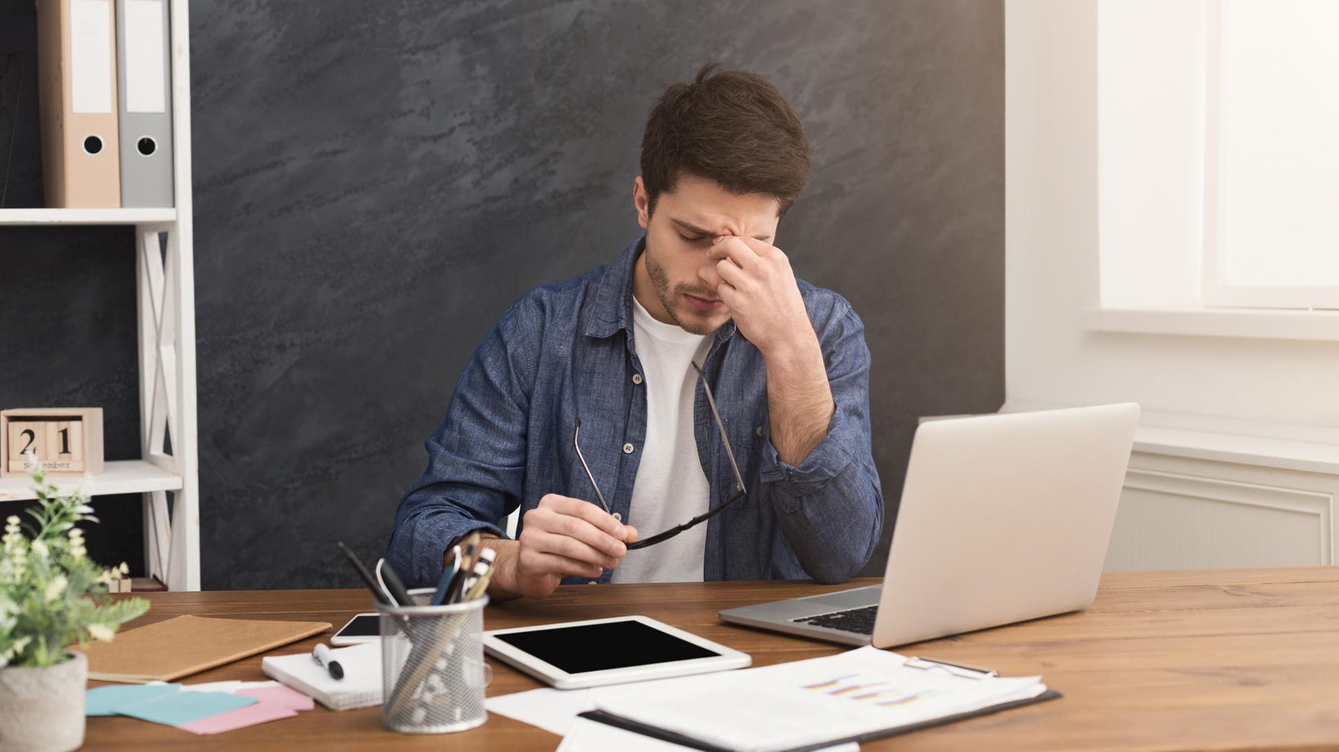 Niedergeschlagener Mann: Krisen im Job können auch eine Depression auslösen.