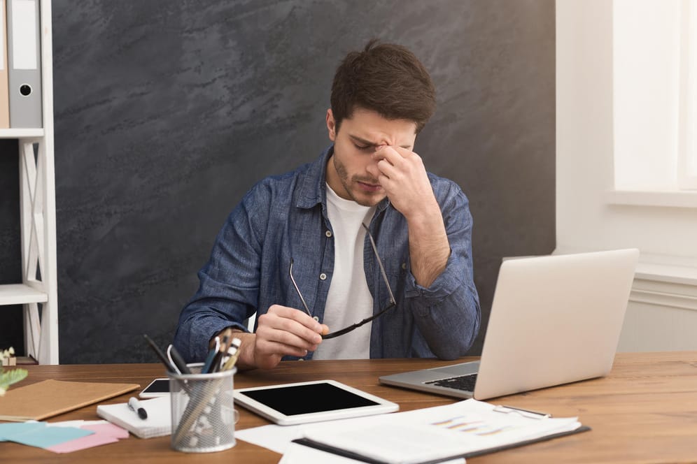 Niedergeschlagener Mann: Krisen im Job können auch eine Depression auslösen.