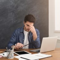 Niedergeschlagener Mann: Krisen im Job können auch eine Depression auslösen.