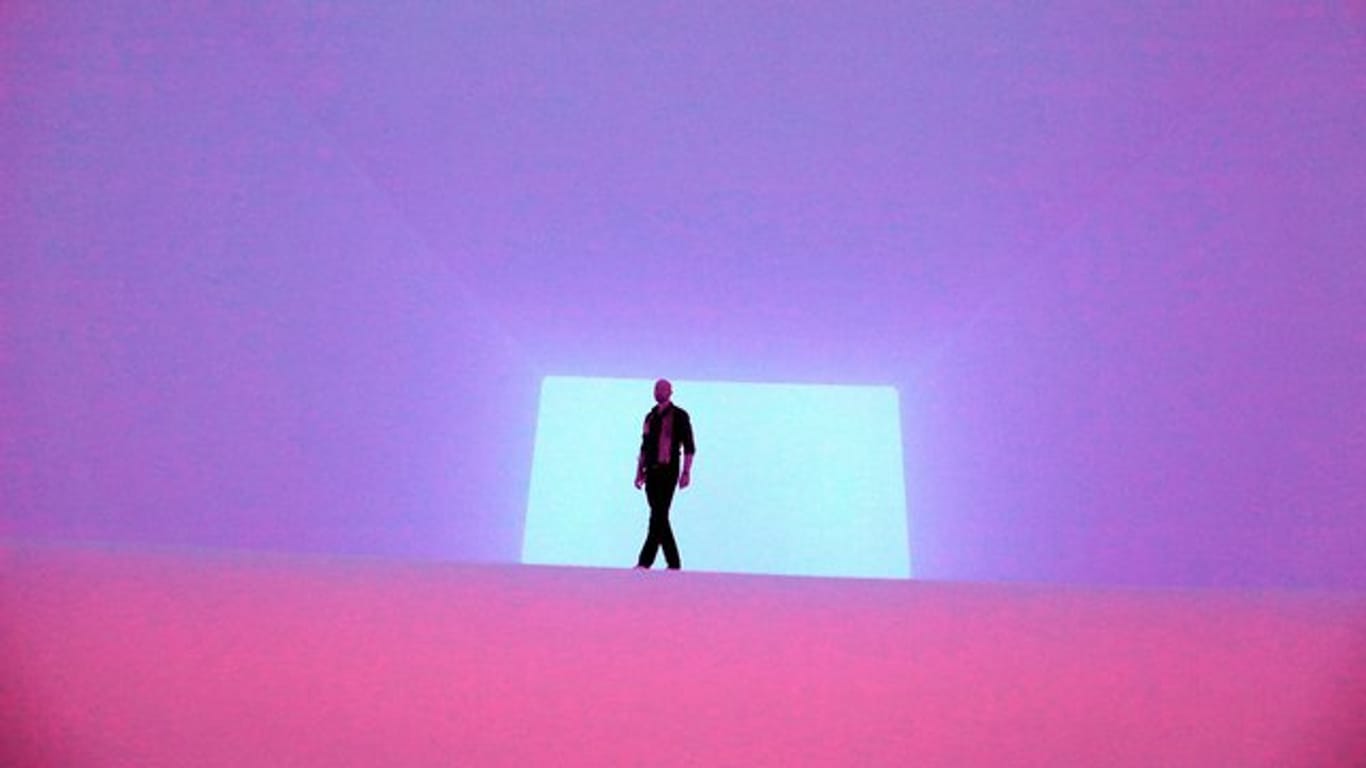 Ein Mann spaziert durch die Installation "Aural" des Künstlers James Turrell.