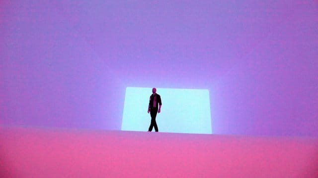Ein Mann spaziert durch die Installation "Aural" des Künstlers James Turrell. Ein Mann spaziert durch die Installation "Aural" des Künstlers James Turrell.