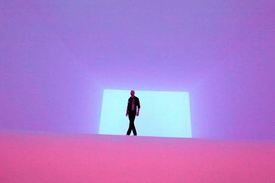 Ein Mann spaziert durch die Installation "Aural" des Künstlers James Turrell.