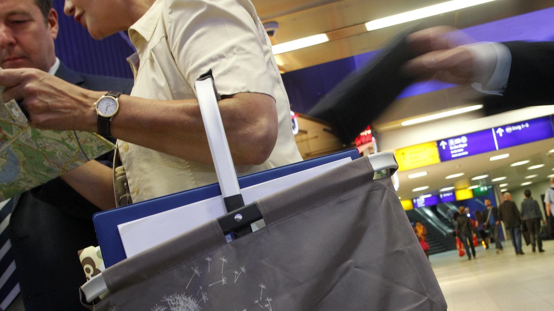 Eine gestellte Taschendieb-Aktion: Taschendiebe hatten Pech, als sie ihr Handwerk an Taschendiebstahlfahndern anzuwenden versuchten. Eine gestellte Taschendieb-Aktion: Taschendiebe hatten Pech, als sie ihr Handwerk an Taschendiebstahlfahndern anzuwenden versuchten.