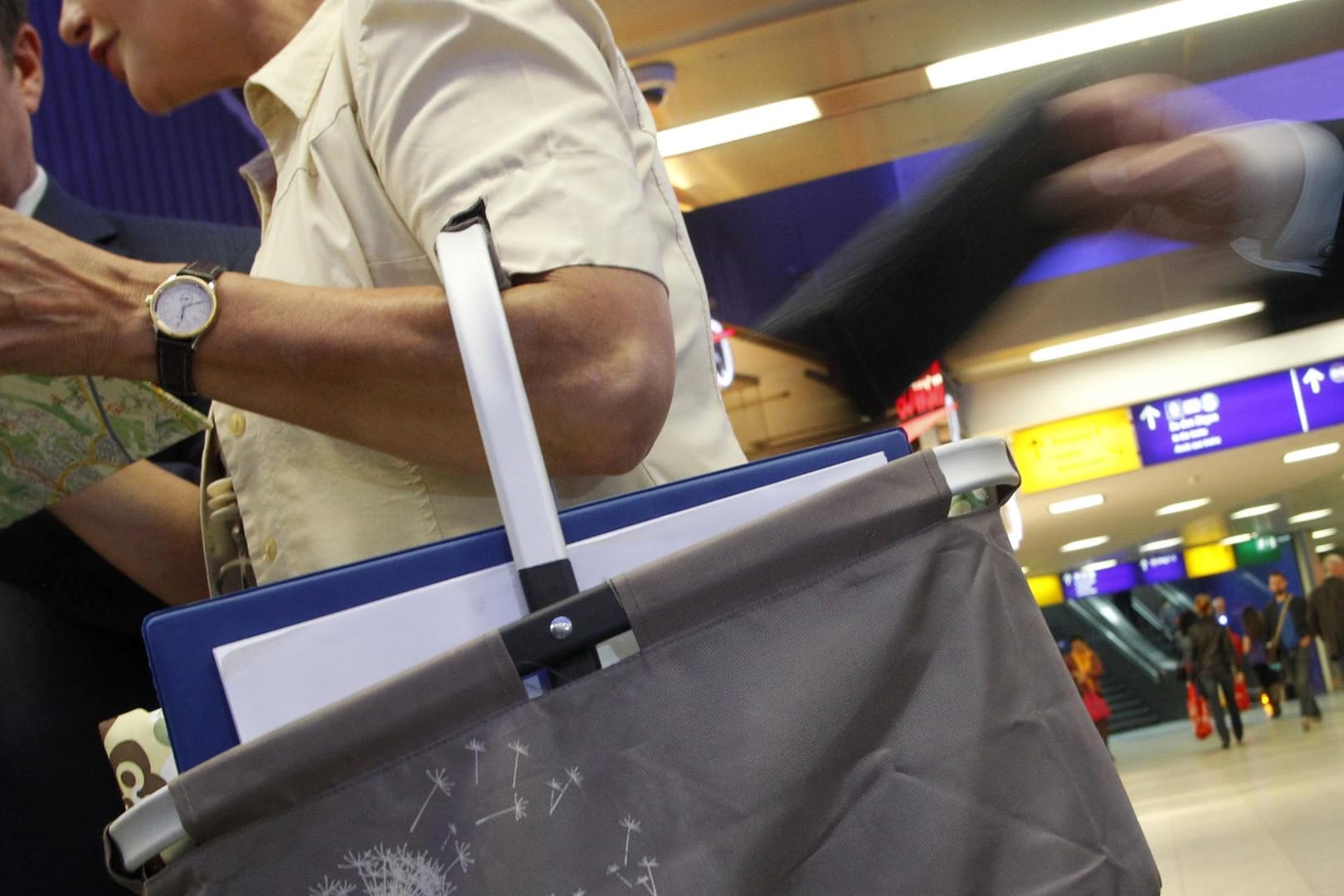 Eine gestellte Taschendieb-Aktion: Taschendiebe hatten Pech, als sie ihr Handwerk an Taschendiebstahlfahndern anzuwenden versuchten.