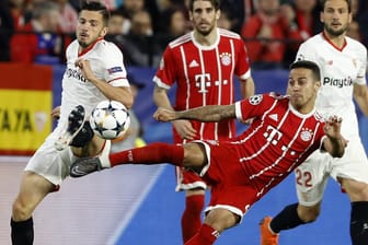 Bayerns Thiago (r.) im Duell mit Sevillas Sarabia: Mit einem Erfolg im Rückspiel wollen die Münchner das Spanien-Fluch bannen.