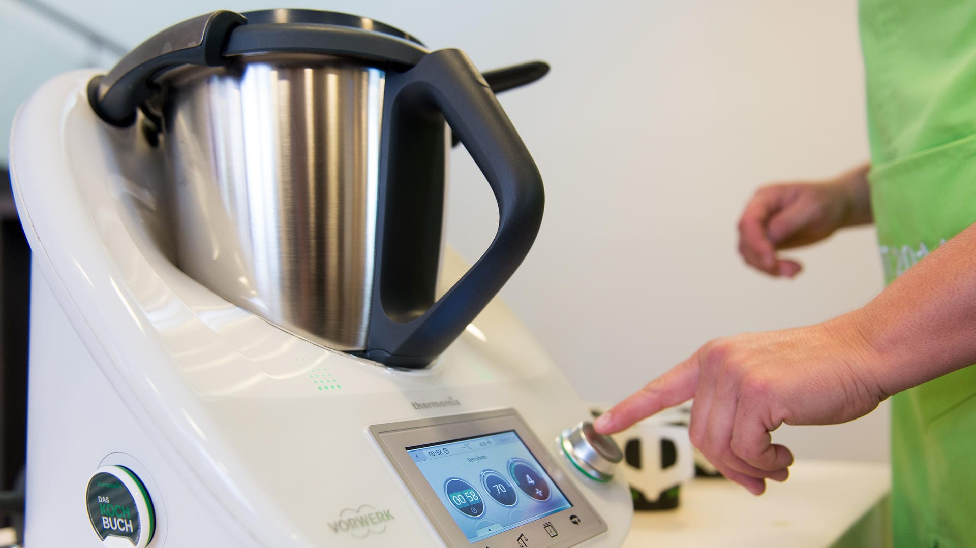 Eine Frau bedient einen Thermomix TM5: In Australien haben sich Verbraucher an bestimmten Modellen des Geräts verletzt.