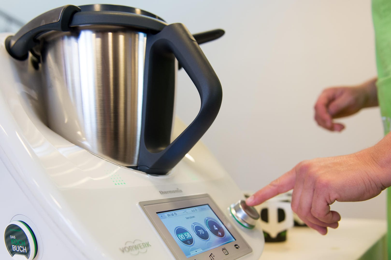 Eine Frau bedient einen Thermomix TM5: In Australien haben sich Verbraucher an bestimmten Modellen des Geräts verletzt.