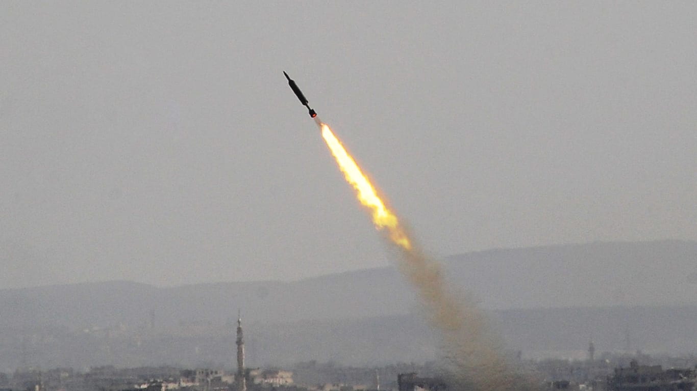 Rakete der syrischen Armee: Ein Angriff der USA auf syrische Regierungstruppen könnte möglicherweise auch zivile Flugzeuge gefährden.
