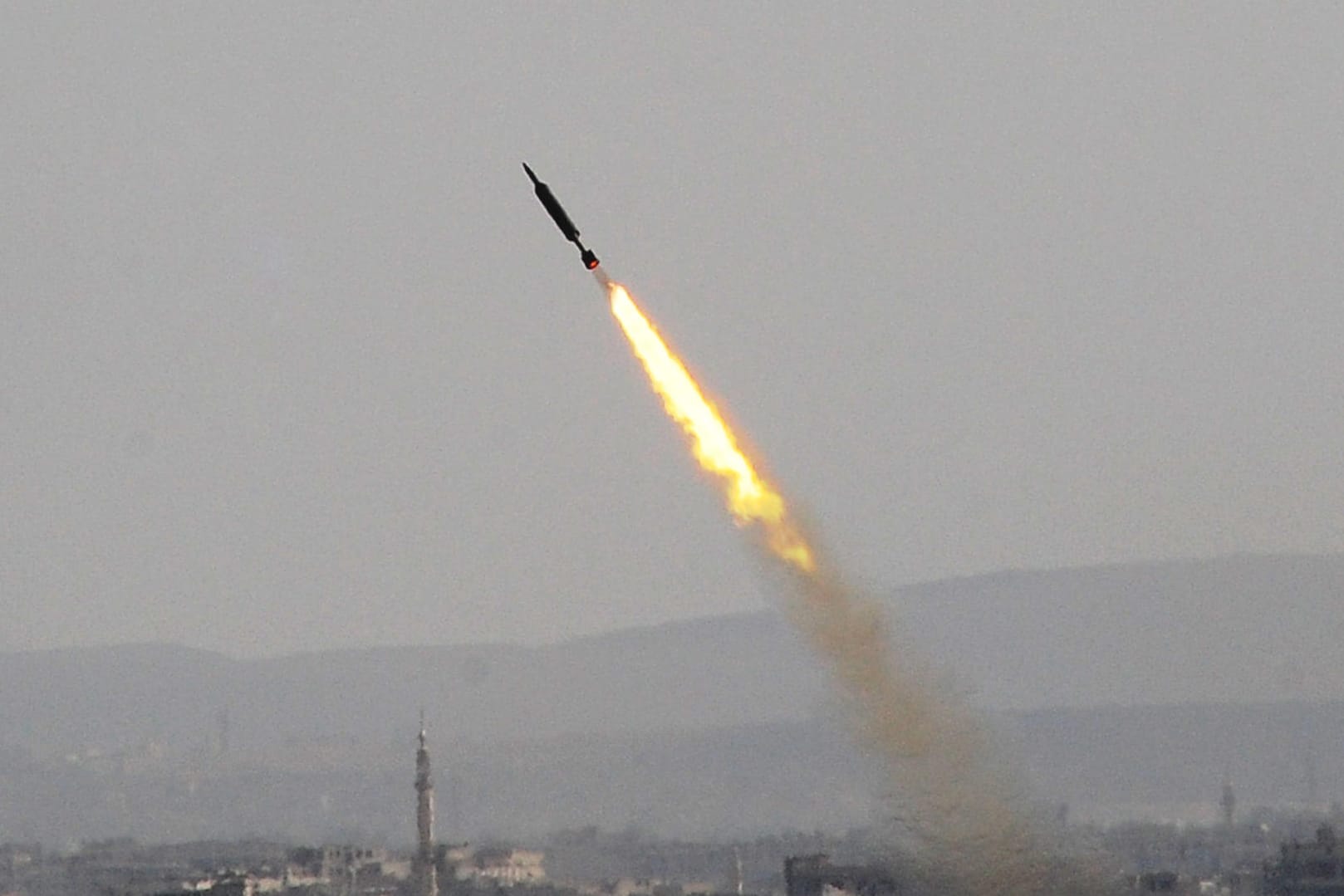 Rakete der syrischen Armee: Ein Angriff der USA auf syrische Regierungstruppen könnte möglicherweise auch zivile Flugzeuge gefährden.