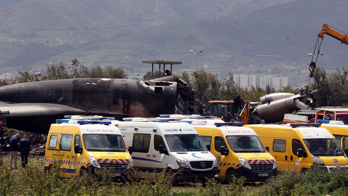 Ausgebranntes Flugzeugwrack: Feuerwehrleute und Mitarbeiter für zivile Sicherheit sind an der Absturzstelle eines Militärflugzeugs im Einsatz.