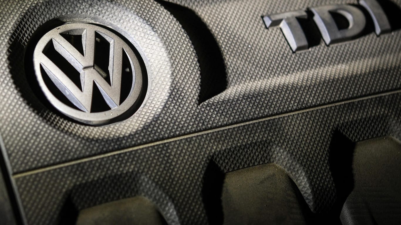 Motorabdeckung eines VW-Diesel: Auch angesichts des Diesel-Skandals plant die EU die Einführung von Sammelklagen.
