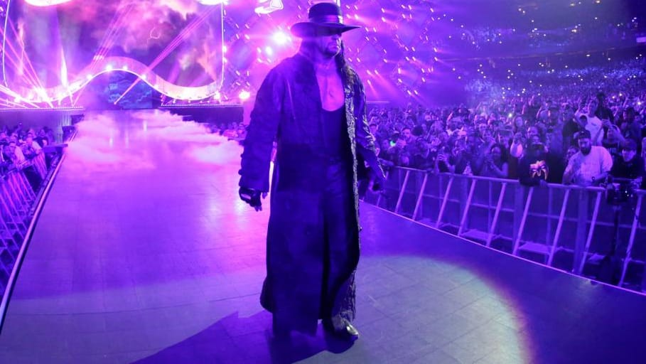 Legende: Undertaker auf dem Weg zum Ring bei WrestleMania 34.